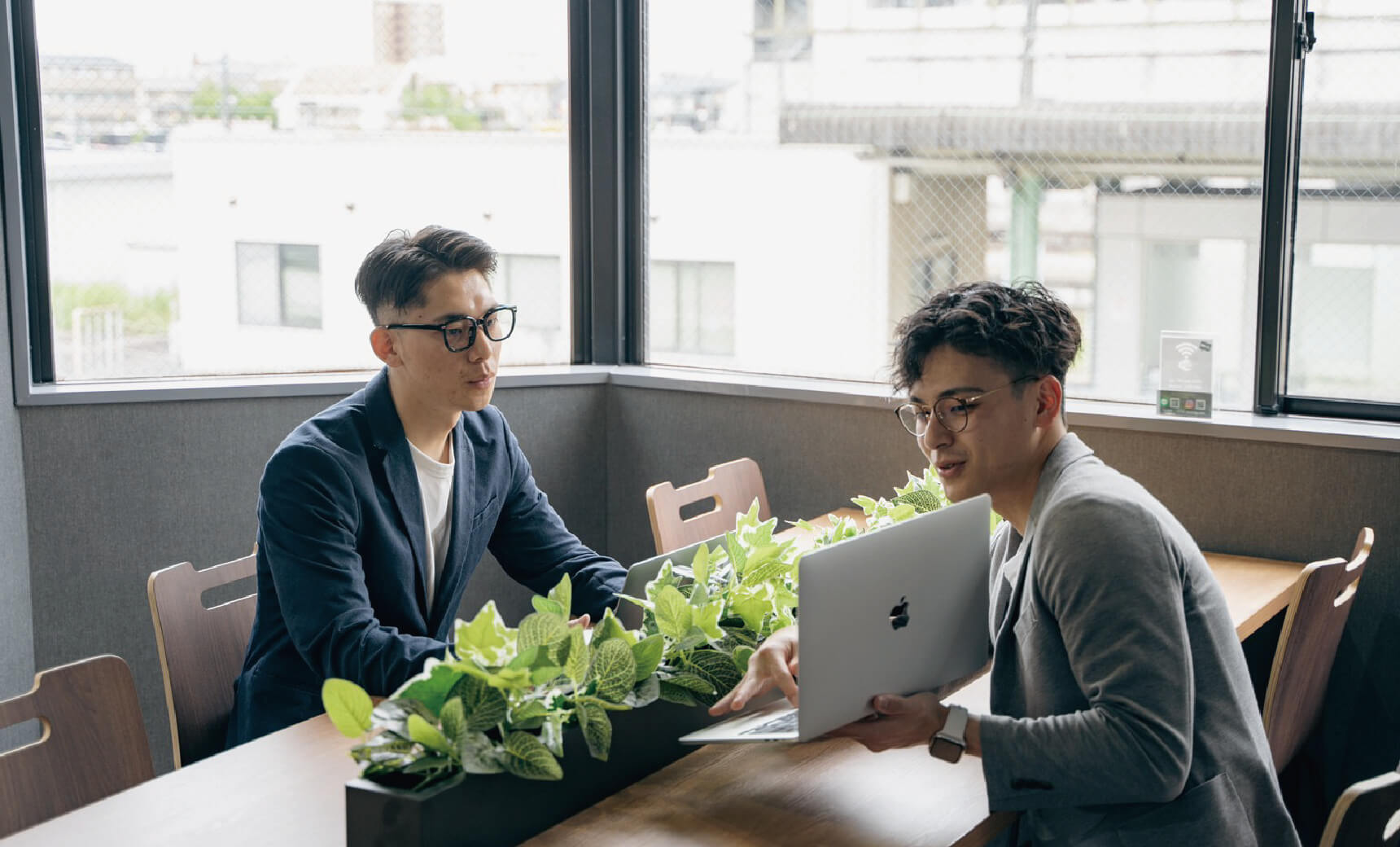 会議をする様子