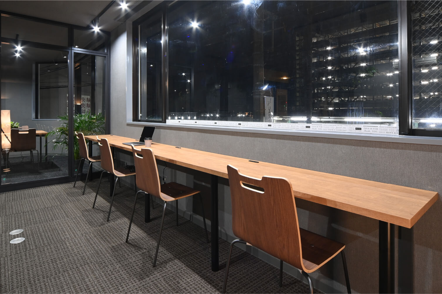 外から見た会議室